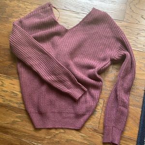 Cute sweater from Tree love. It’s open from the back good conditions